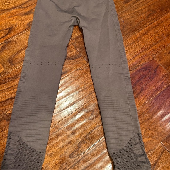 Gymshark MED energy seamless Gray eyelet detailed active compression Leggings - Picture 4 of 5